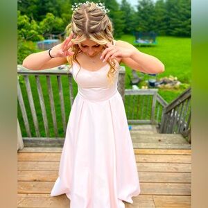 Size 6 (Medium) prom dress/ bridesmaid dress. It has pockets and I loved it.